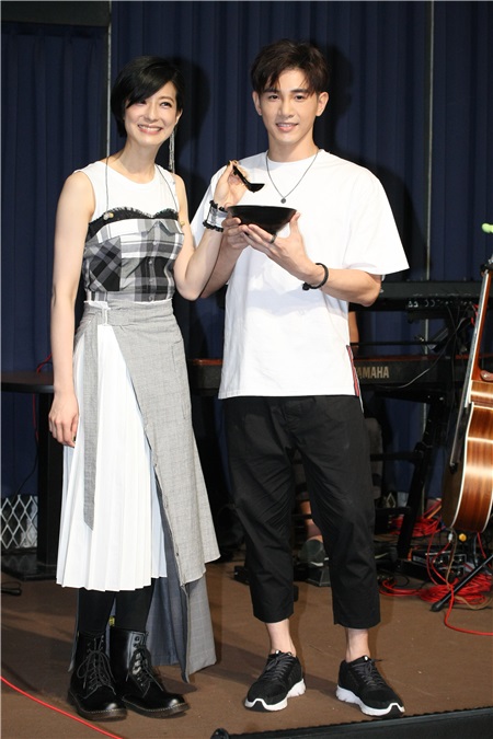 赖雅妍举办公益演唱会总彩张立昂送上三宝
