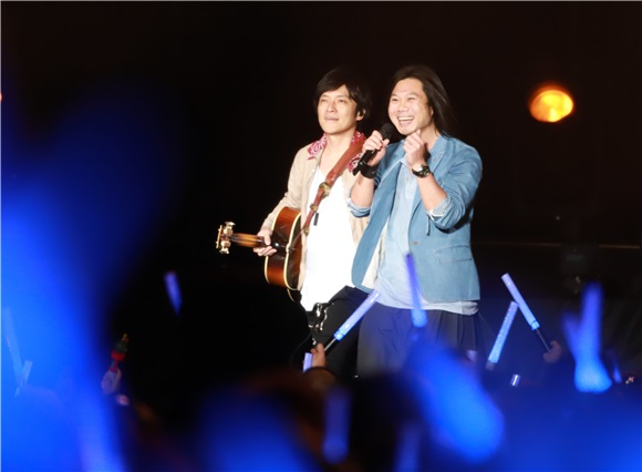 五月天举办演唱会 要粉丝「全垒打」