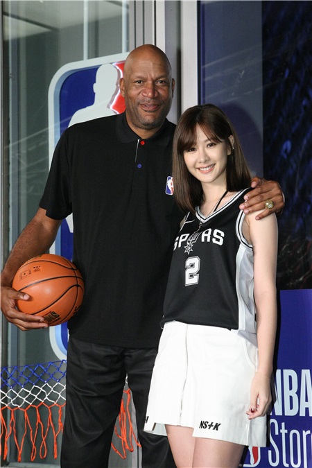〈Yes台北现场〉安心亚开心地被Ron Harper「套牢」  艾力克斯超羡慕