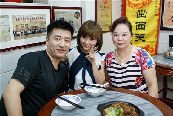 《零点食神》寻觅六地绝味 张雪峰开启深夜美食之旅