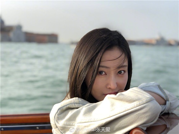 张天爱游客照没出新高度 网友:果然他拍比自拍美