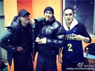 何润东俞灏明蒋劲夫合体打球 “三代同堂”帅翻网友