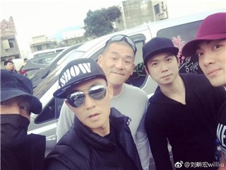 刘畊宏晒与兄弟们合影 言承旭遮面出镜网友大呼圣诞福利