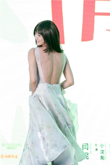 《情圣》见面会「背个棒」天团炫酷耍贱 闫妮变身女王反撩肖央大比美腿