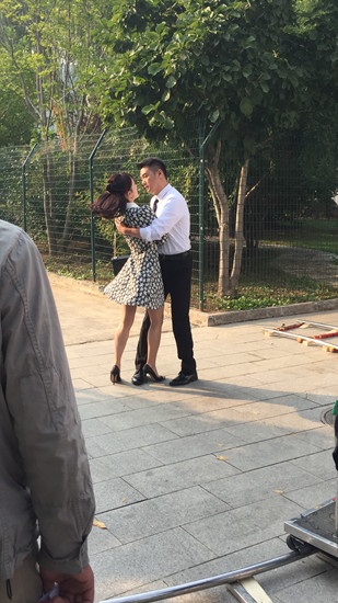李念新戏显小鸟依人 纤细小腿羡煞网友