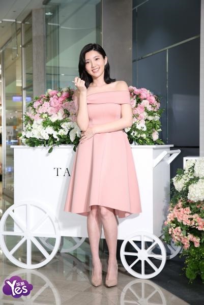 〈Yes 台北现场〉郭雪芙张轩睿出席珠宝展 戴樱花对戒享受浪漫春季