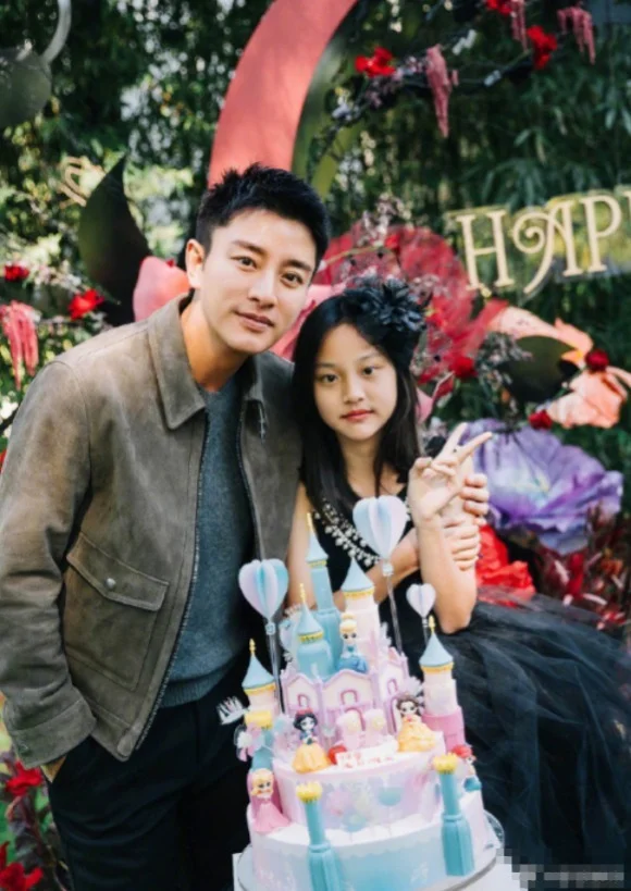 贾乃亮遭质疑带娃不如李小璐  甜馨现身评论区力挺爸爸
