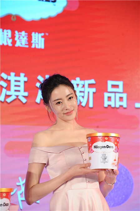 张天爱回应换角风波称相信导演 否认招黑体质