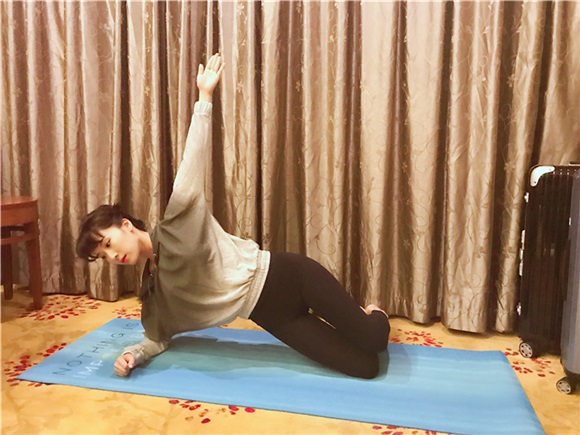 李念练瑜伽经纪人却在吃夜宵 网友:一定是假经纪人