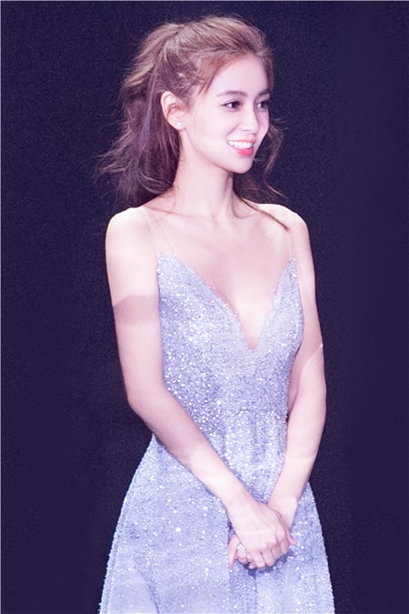 Angelababy深V礼裙仙气亮相 获年度热搜艺人奖展超高人气