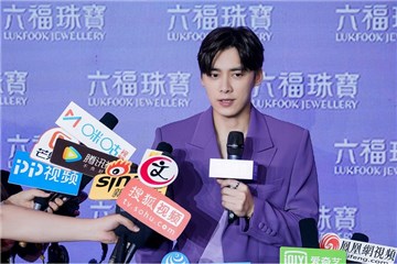 (图:李易峰接受媒体群访)