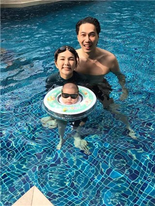 Ella与老公爱打赤膊 劲宝怕热也有相同癖好