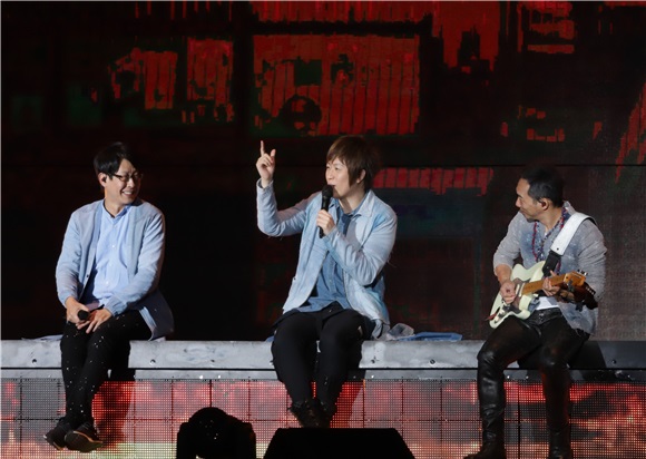 五月天举办演唱会 要粉丝「全垒打」