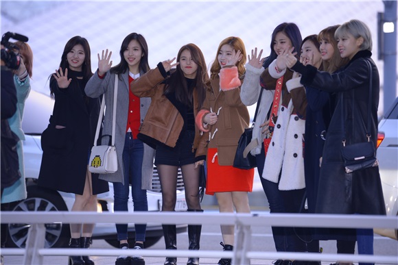 GFriend、TWICE前往香港参加《2016MAMA》