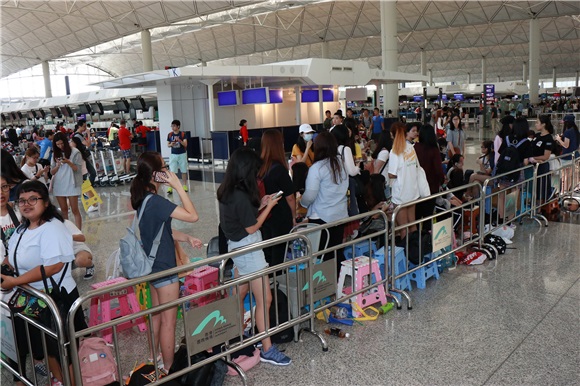 〈Yes香港现场〉韩团EXO低调离港粉丝挤爆机场 偶像却没挥手道别