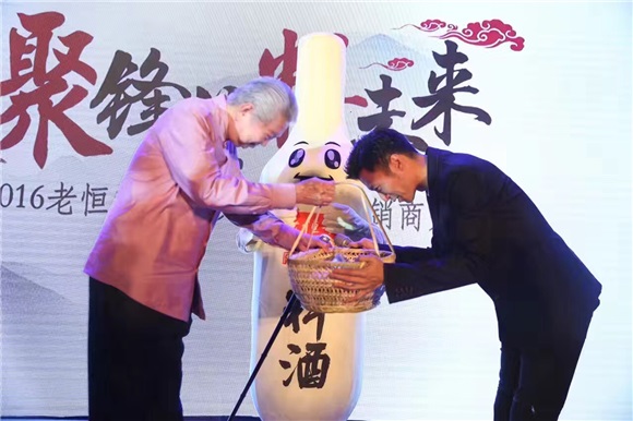 谢霆锋接棒承诺用心做美食  饮食泰斗蔡澜开心交棒赠墨宝