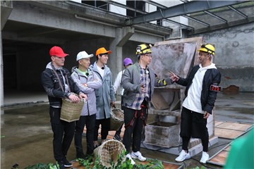 黄磊、罗志祥和智囊团在一起想对策