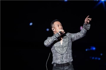 杨坤霸气开唱 领口微张好身材尽显