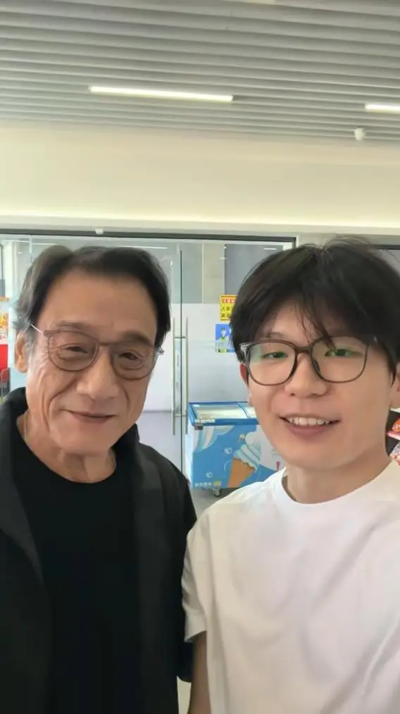 網友偶遇梁家輝親切合照 配文誤寫“渣渣輝”引全網爆笑