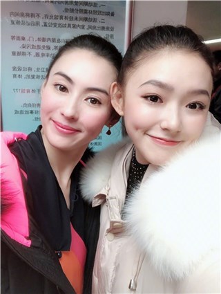 林允张柏芝再同框超甜美 两人少女感满满看不出年龄差