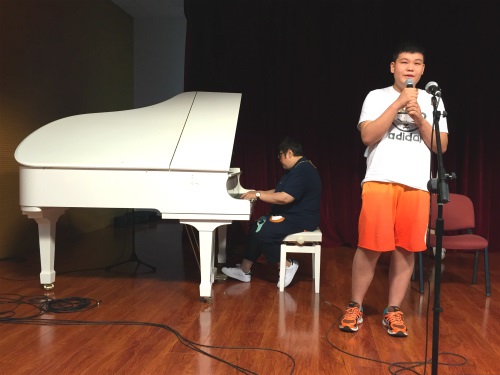 韩红为盲童做「音乐导师」 援甘结束公益继续