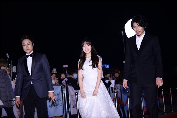朴宝剑、金智媛、全炫茂、宋仲基、宋慧乔等出席2016kbs演技大赏红毯
