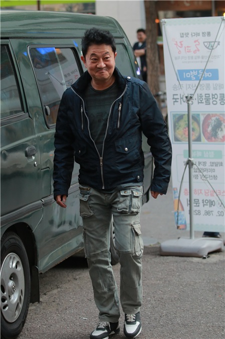 《逆贼》杀青宴 尹均相手动比心 露可爱笑容魅力满分