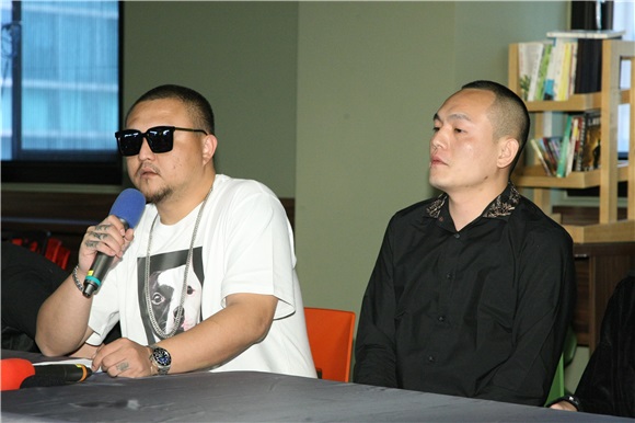 春风说明爸爸被殴受伤记者会