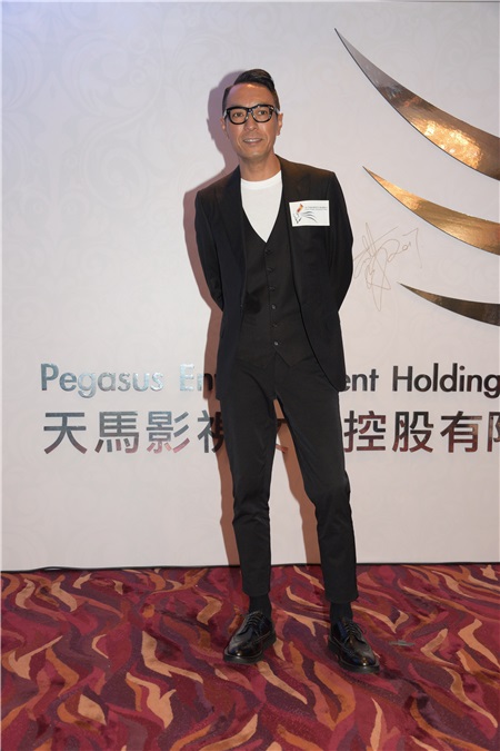 今天晚上举行了天马影视的周年晚会,而老板黄百呜今天请了一众演员吃饭也回顾2016年公司在电影方有好的成绩。而今天晚上旗下公司演员也出席这个盛宴。包括:吴千语、任达华、张晋、蔡少芬、朱茵、黄贯中、林家栋、郑嘉颖、刘心悠等