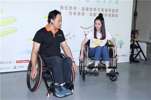 陈怡蓉926大婚倒数计时 体验无障碍轮椅驾驶