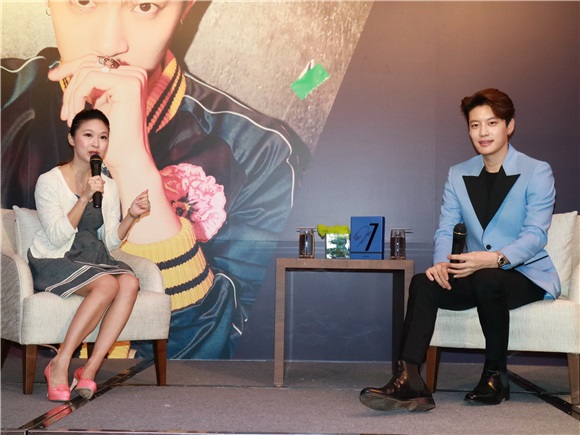 SE7EN崔东旭举行迷你专辑《I AM SE7EN》发布会