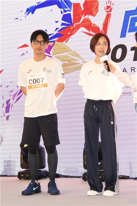 王珞丹携韩庚盛一伦助阵马拉松公开赛 自嘲年纪大