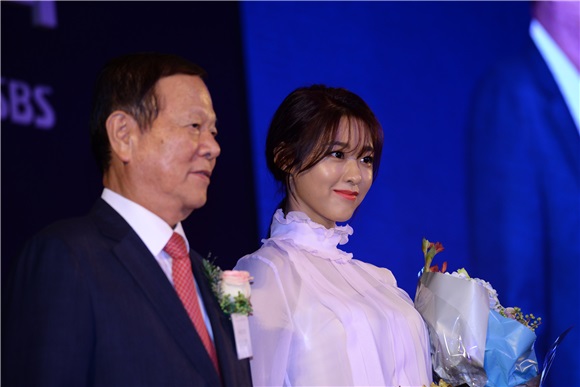 金宇彬与雪炫出席KAA颁奖礼