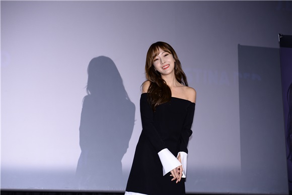 Jessica出席签名会 露肩礼服显高贵优雅