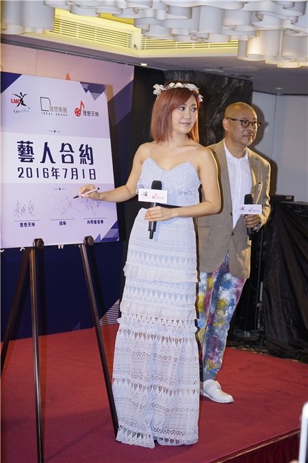 薛家燕等出席胡琳加盟理想天映签约活动