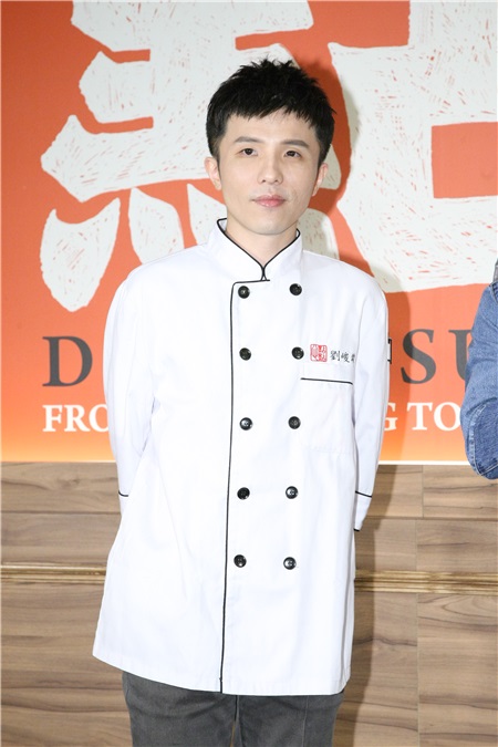 宋念宇举办全新专辑《同在》庆功活动 好友阿纬现身支持