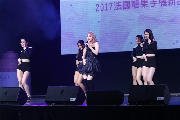 鬼鬼吴映洁出席某品牌手机发布会