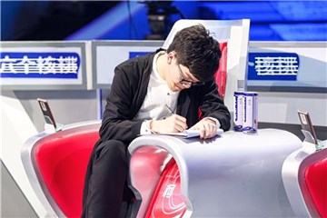 柯洁伏案认真书写