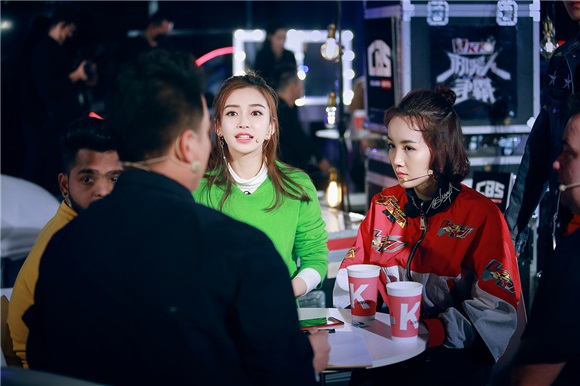Angelababy拿操控器 机器人毫无反应让她崩溃