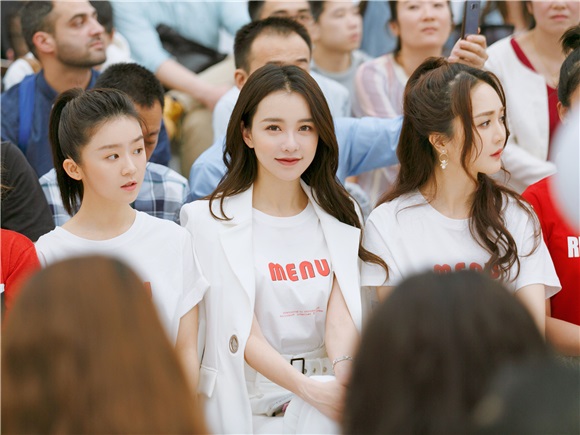 黄一琳白西服亮相深圳时装周 帅气演绎酷美新风尚