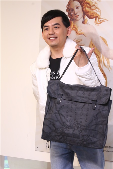 黄子佼、张小燕等出席黎画廊圣诞公益义卖联展宣传记者会