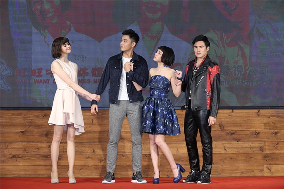 艾伟、张琼姿、陆明君、陈志强、沉建宏、刘宇珊等出席戏剧《这些年那些事》首映会