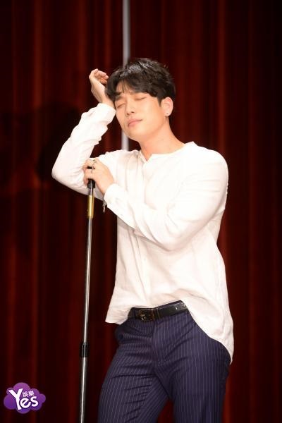 李昶旻(2AM) 举办首张SOLO迷你专辑SHOWCASE