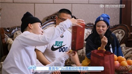 《亲爱的,结婚吧!》中秉文向准岳父赠送臻酿八号·禧庆版