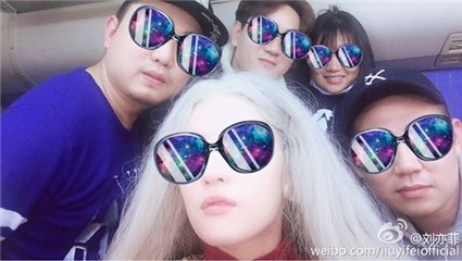 刘亦菲新片杀青晒照 星空墨镜最潮流白发妖精
