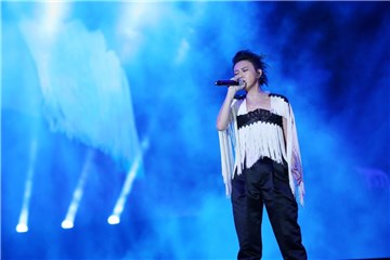 “轻睐”演唱会公益先行  天后云集完美诠释经典