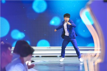 一号男嘉宾大秀舞技