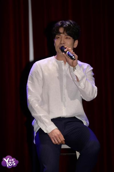 李昶旻(2AM) 举办首张SOLO迷你专辑SHOWCASE