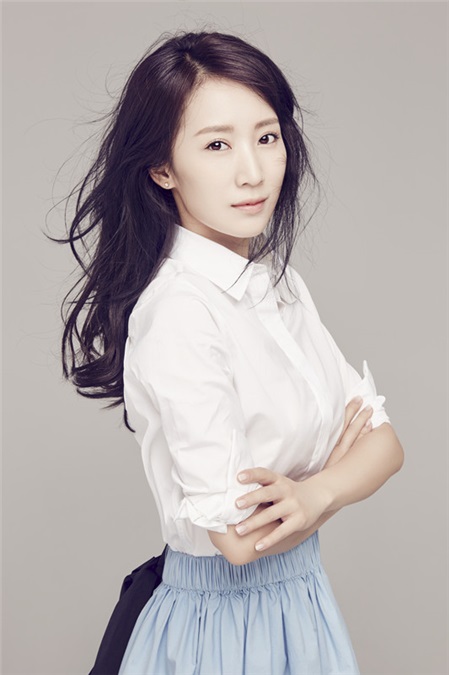 李念衬衫蓝裙清新十足 击败炎夏的氧气美少女