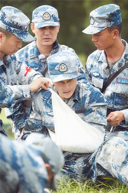 蒋劲夫受伤上热搜 被赞敢拼能忍是娱乐圈兵王